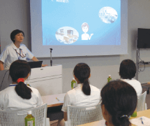看護師を目指す学生を指導